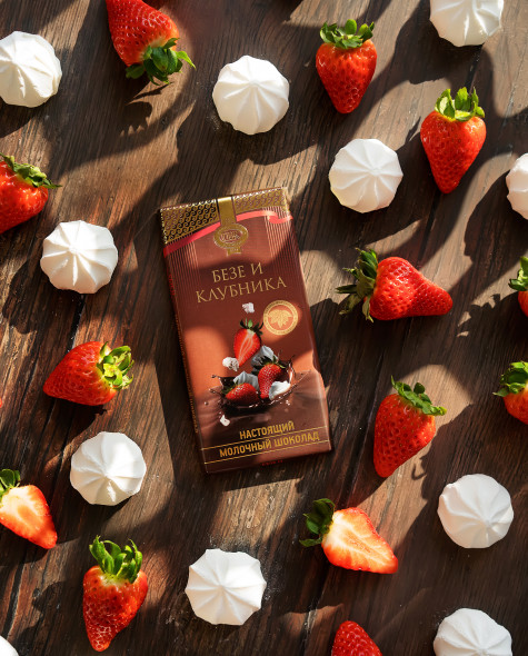 Молочный с безе и клубникой