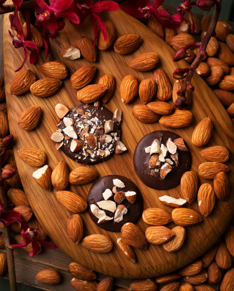 Тёмный с миндалём