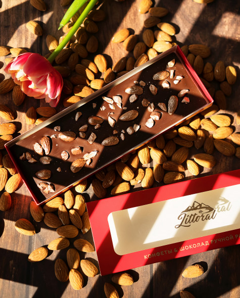 Тёмный с ядром миндаля