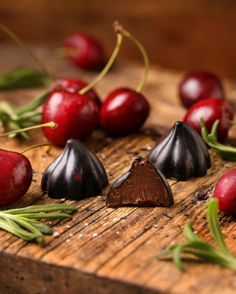 Из тёмного шоколада с начинкой вишня розмарин