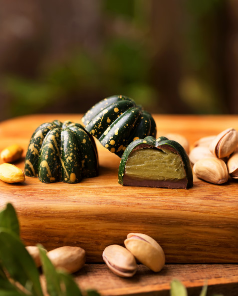 Из тёмного шоколада с начинкой фисташка