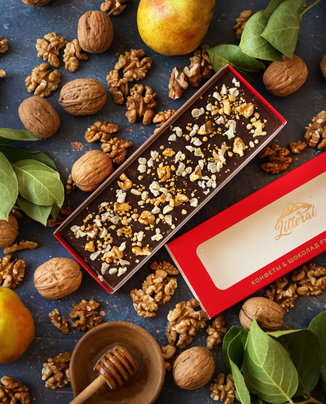 Тёмный с грецким орехом, грушей и медовыми гранулами