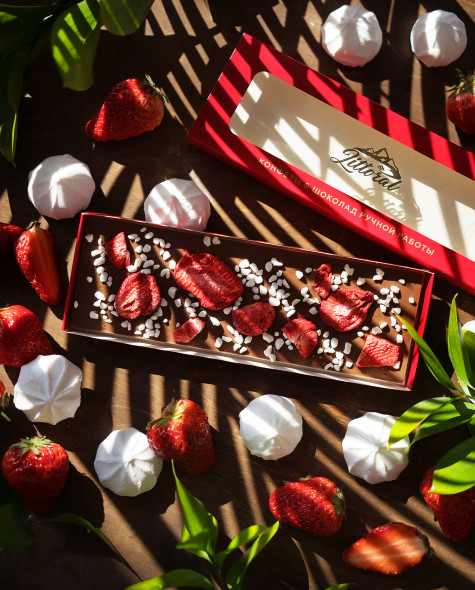 Тёмный с клубникой и безе