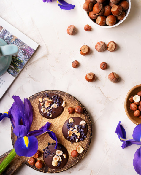 Тёмный с фундуком и фиалкой